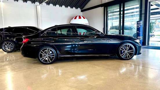 BMW-320i-2022