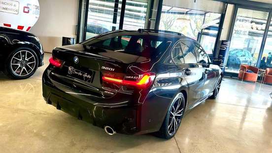 BMW-320i-2022