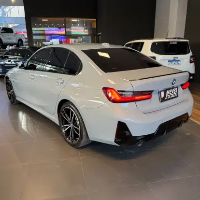 BMW-330e-2022