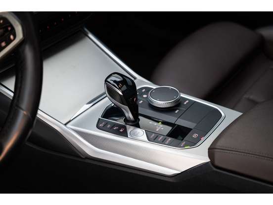 BMW-330e-2020