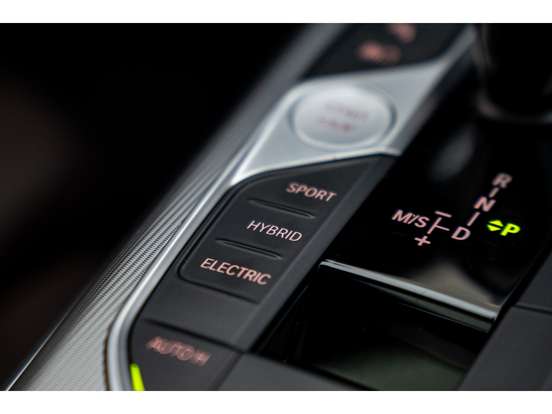 BMW-330e-2020