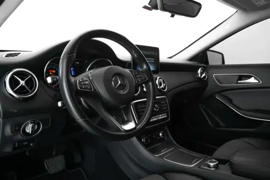 MERCEDES-BENZ-GLA 200-2020