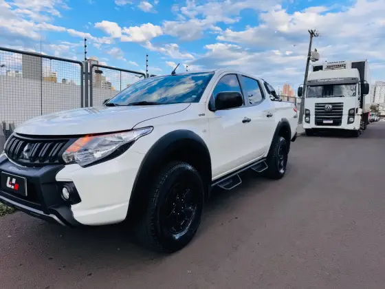 MITSUBISHI L200 TRITON 2.4 16V TURBO DIESEL OUTDOOR GLX CD 4X4 MANUAL MITSUBISHI L200 TRITON 2.4 16V TURBO DIESEL OUTDOOR GLX CD 4X4 MANUAL