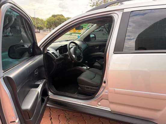 MITSUBISHI-OUTLANDER-2011