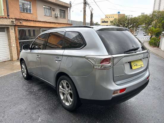MITSUBISHI-OUTLANDER-2.0 16V GASOLINA 4P AUTOMÁTICO MITSUBISHI-OUTLANDER-2014