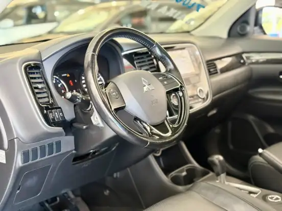 MITSUBISHI-OUTLANDER-2015