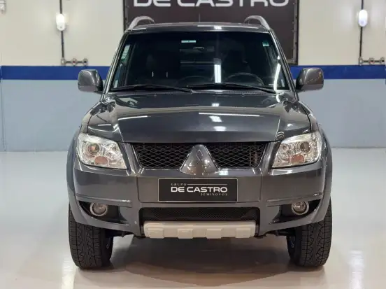 MITSUBISHI-PAJERO-2011