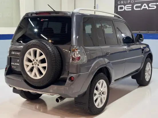 MITSUBISHI-PAJERO-2011