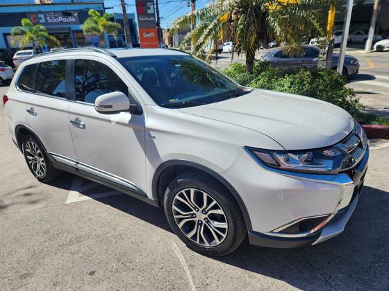 MITSUBISHI OUTLANDER 3.0 GT 4X4 V6 24V GASOLINA 4P AUTOMÁTICO