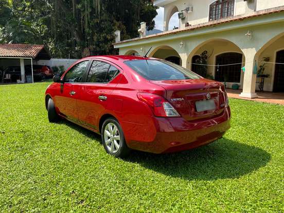 NISSAN-VERSA-2012
