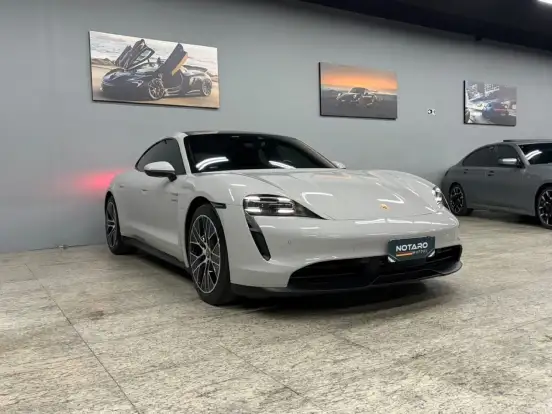PORSCHE-TAYCAN-2021