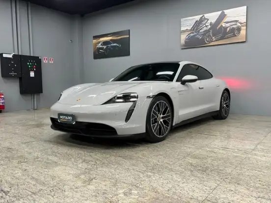 PORSCHE-TAYCAN-2021