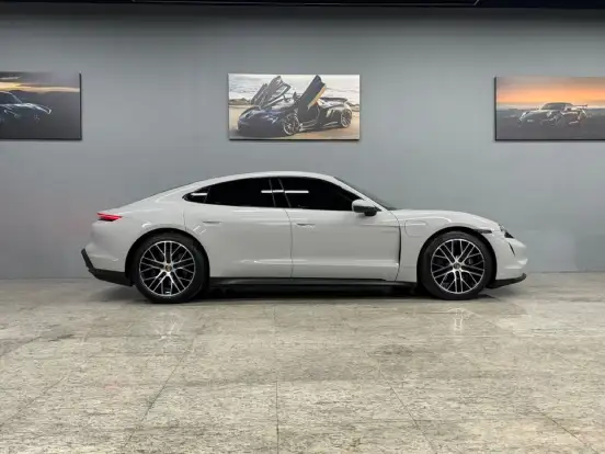 PORSCHE-TAYCAN-2021