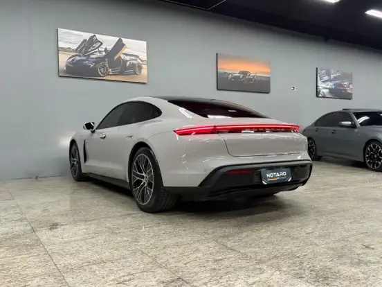 PORSCHE-TAYCAN-2021