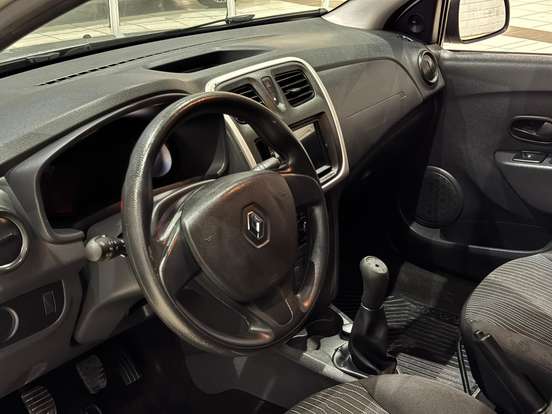 RENAULT-LOGAN-2015