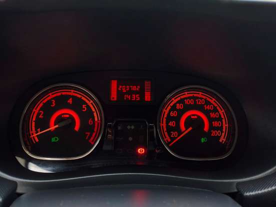 RENAULT-SANDERO-2013