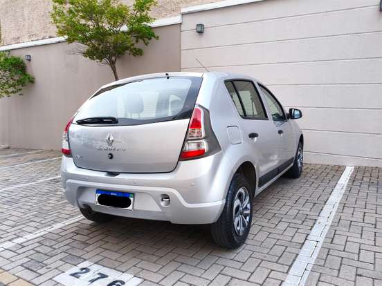 RENAULT-SANDERO-2013