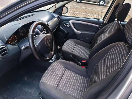 RENAULT-SANDERO-2013
