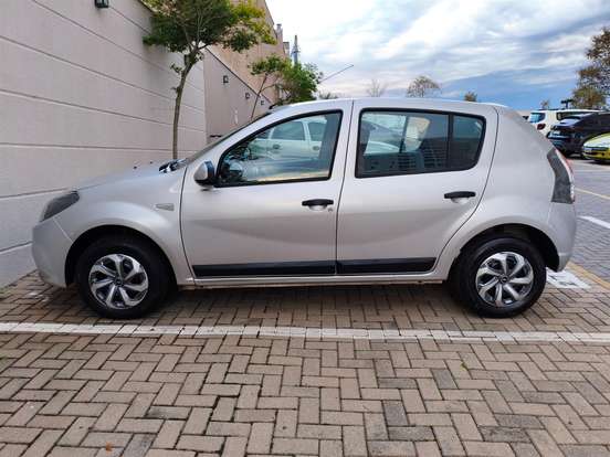 RENAULT-SANDERO-2013
