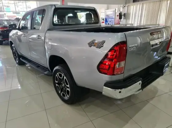 TOYOTA HILUX 2.8 D-4D TURBO DIESEL CD SRV 4X4 AUTOMÁTICO