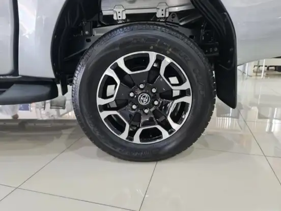 TOYOTA-HILUX-2.8 D-4D TURBO DIESEL CD SRV 4X4 AUTOMÁTICO TOYOTA-HILUX-2025