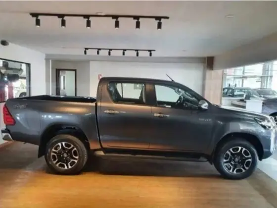 TOYOTA HILUX 2.8 D-4D TURBO DIESEL CD SRV 4X4 AUTOMÁTICO