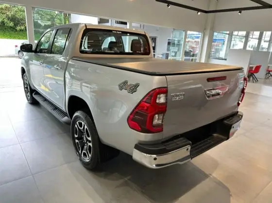 TOYOTA HILUX 2.8 D-4D TURBO DIESEL CD SRX 4X4 AUTOMÁTICO