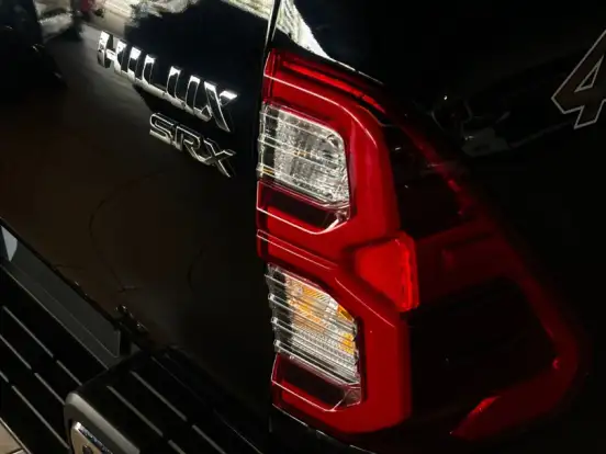 TOYOTA-HILUX-2.8 D-4D TURBO DIESEL CD SRX 4X4 AUTOMÁTICO TOYOTA-HILUX-2025