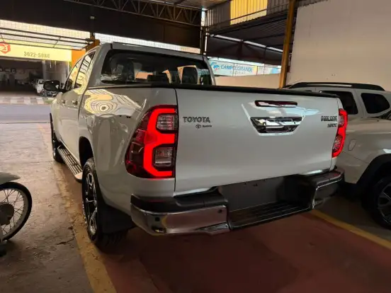 TOYOTA-HILUX-2.8 D-4D TURBO DIESEL CD SRX 4X4 AUTOMÁTICO TOYOTA-HILUX-2025