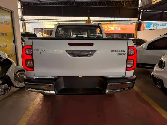 TOYOTA-HILUX-2.8 D-4D TURBO DIESEL CD SRX 4X4 AUTOMÁTICO TOYOTA-HILUX-2025