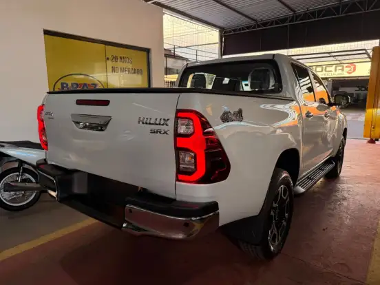 TOYOTA-HILUX-2.8 D-4D TURBO DIESEL CD SRX 4X4 AUTOMÁTICO TOYOTA-HILUX-2025