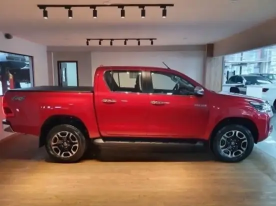 TOYOTA-HILUX-2.8 D-4D TURBO DIESEL CD SRX 4X4 AUTOMÁTICO TOYOTA-HILUX-2025
