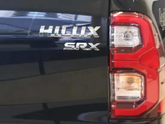 TOYOTA-HILUX-2.8 D-4D TURBO DIESEL CD SRX 4X4 AUTOMÁTICO TOYOTA-HILUX-2025