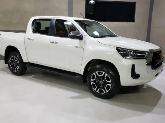 TOYOTA HILUX 2.8 D-4D TURBO DIESEL CD SRX 4X4 AUTOMÁTICO