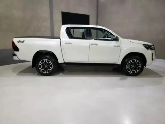 TOYOTA-HILUX-2.8 D-4D TURBO DIESEL CD SRX 4X4 AUTOMÁTICO TOYOTA-HILUX-2025