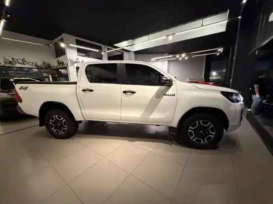TOYOTA-HILUX-2.8 D-4D TURBO DIESEL CHASSI 4X4 MANUAL TOYOTA-HILUX-2022