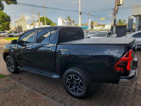 TOYOTA-HILUX-2.8 D-4D TURBO DIESEL CD SRX 4X4 AUTOMÁTICO TOYOTA-HILUX-2024