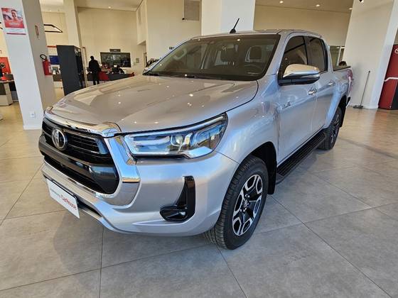 TOYOTA HILUX 2.8 D-4D TURBO DIESEL CD SRX 4X4 AUTOMÁTICO
