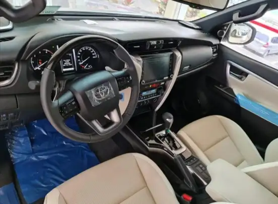 TOYOTA-HILUX SW4-2025