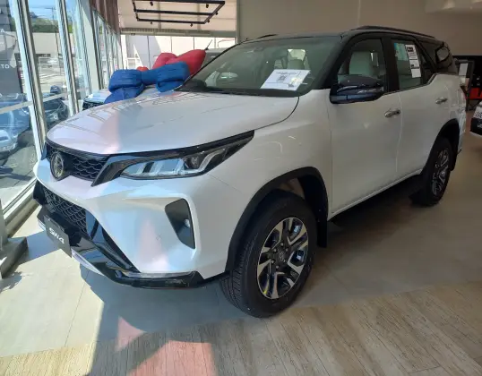 TOYOTA HILUX SW4 2.8 D-4D TURBO DIESEL DIAMOND 7L 4X4 AUTOMÁTICO