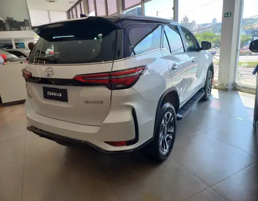TOYOTA-HILUX SW4-2025