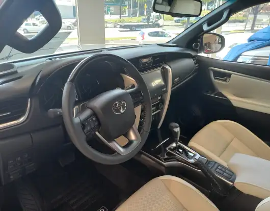 TOYOTA-HILUX SW4-2025
