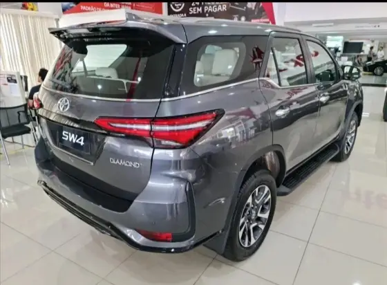 TOYOTA HILUX SW4 2.8 D-4D TURBO DIESEL DIAMOND 7L 4X4 AUTOMÁTICO
