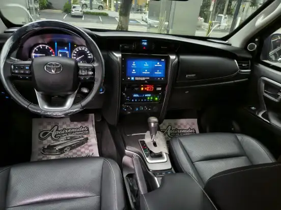 TOYOTA-HILUX SW4-2023