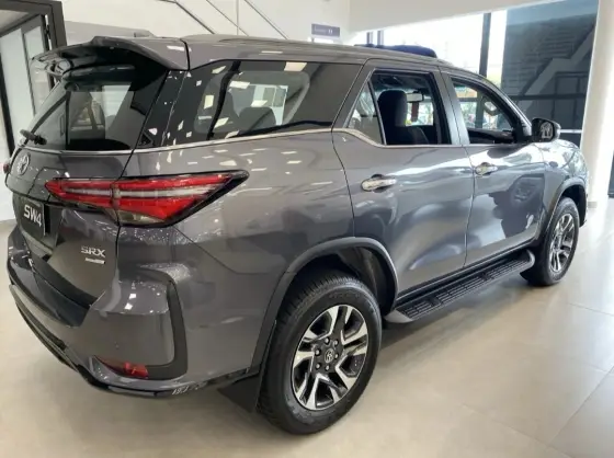 TOYOTA HILUX SW4 2.8 D-4D TURBO DIESEL SRX PLATINUM 7L 4X4 AUTOMÁTICO