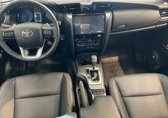 TOYOTA-HILUX SW4-2025