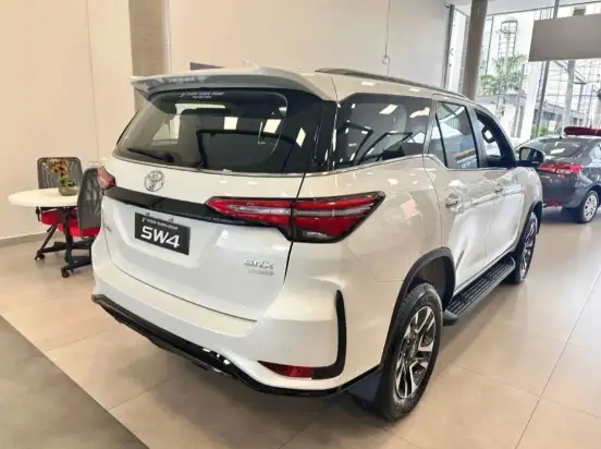 TOYOTA-HILUX SW4-2025