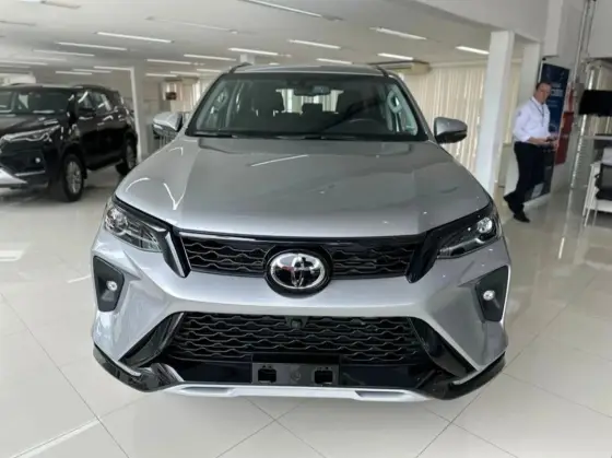 TOYOTA HILUX SW4 2.8 D-4D TURBO DIESEL SRX PLATINUM 7L 4X4 AUTOMÁTICO
