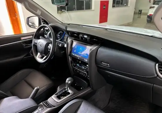TOYOTA-HILUX SW4-2025