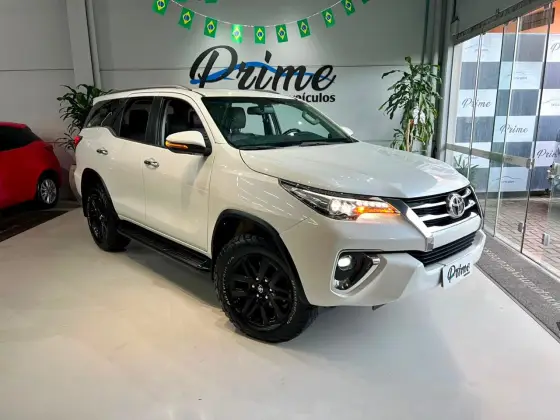 TOYOTA HILUX SW4 2.8 SRX 4X4 7 LUGARES 16V TURBO INTERCOOLER DIESEL 4P AUTOMÁTICO